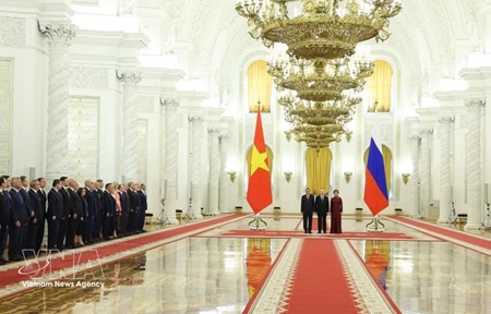 Russian President chairs welcome ceremony for top Vietnamese leader